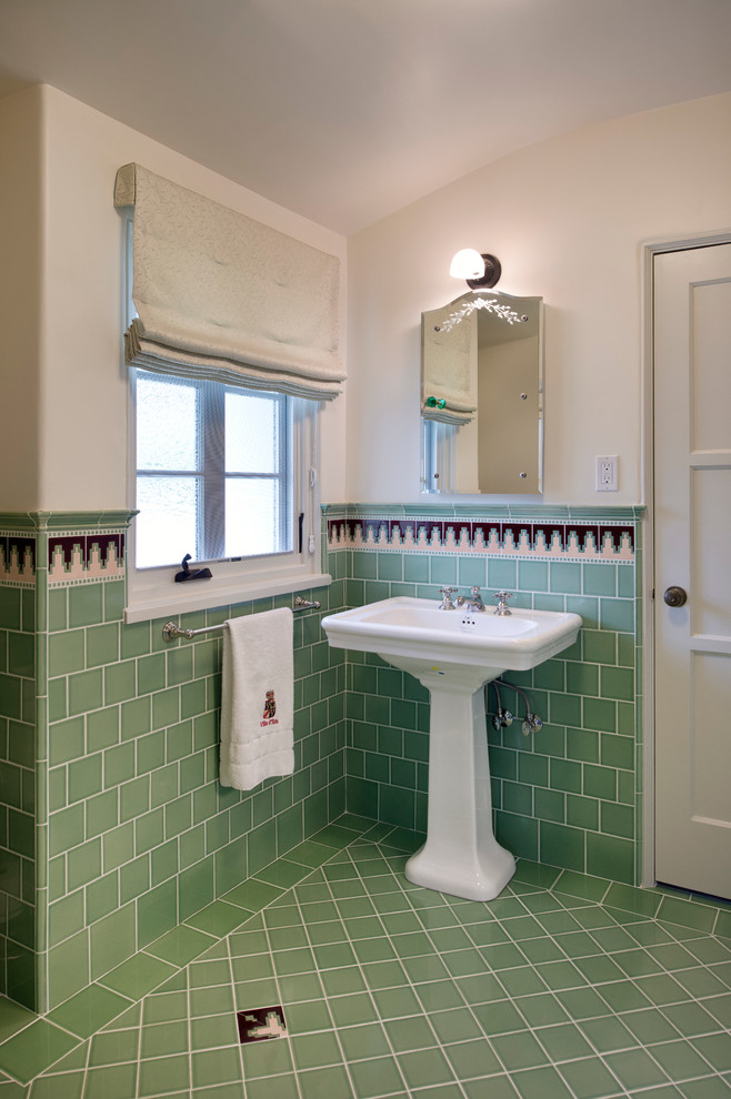 Foto på ett stort medelhavsstil en-suite badrum, med flerfärgad kakel, mosaik och rosa väggar