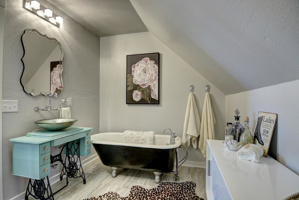 Cette image montre une salle de bain urbaine de taille moyenne pour enfant avec un placard en trompe-l'oeil, des portes de placard marrons, une baignoire sur pieds, un mur gris, un sol en bois brun, une vasque, un plan de toilette en bois, un sol gris et un plan de toilette bleu.