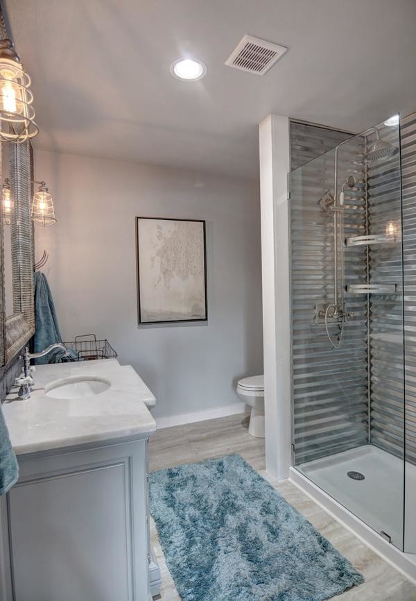 Idéer för små lantliga vitt badrum med dusch, med luckor med upphöjd panel, grå skåp, en dusch i en alkov, grå väggar, ett undermonterad handfat, bänkskiva i kvarts, beiget golv och med dusch som är öppen