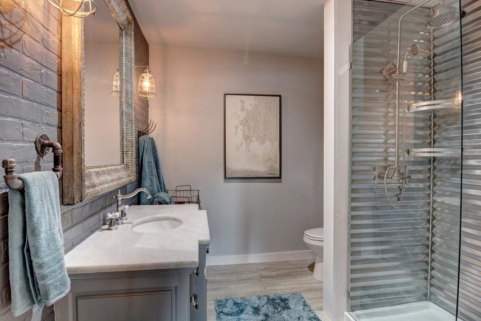 Foto på ett litet lantligt vit badrum med dusch, med luckor med upphöjd panel, grå skåp, en dusch i en alkov, grå väggar, ett undermonterad handfat, bänkskiva i kvarts, beiget golv och med dusch som är öppen