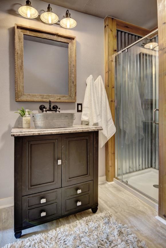 Inredning av ett lantligt litet beige beige badrum med dusch, med luckor med profilerade fronter, skåp i mörkt trä, en hörndusch, grå väggar, ett fristående handfat, granitbänkskiva, beiget golv och dusch med gångjärnsdörr