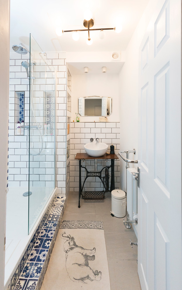 Пример оригинального дизайна: детская ванная комната среднего размера в средиземноморском стиле с плоскими фасадами, открытым душем, унитазом-моноблоком, белой плиткой, синей плиткой, керамогранитной плиткой, белыми стенами, полом из мозаичной плитки, раковиной с пьедесталом, столешницей из дерева, коричневыми фасадами, открытым душем и коричневой столешницей