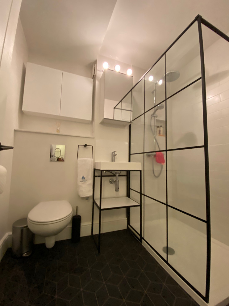 Cette image montre une grande salle de bain design.