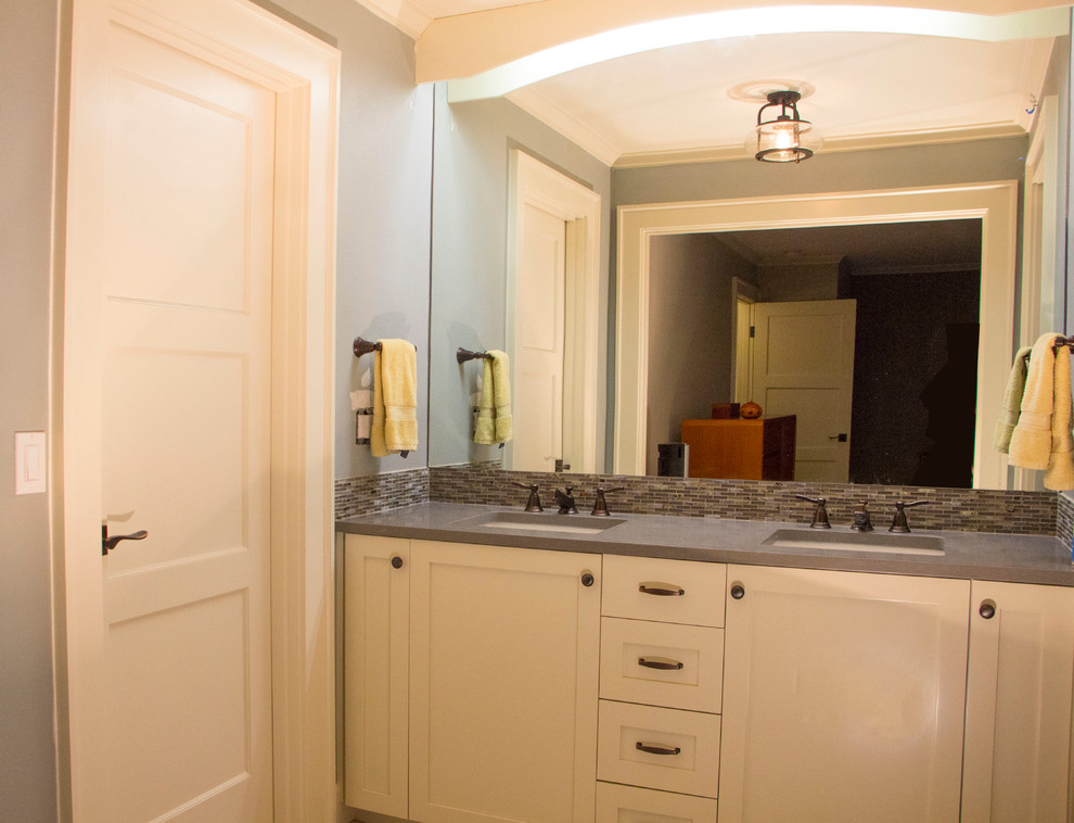 Idéer för att renovera ett mellanstort vintage badrum med dusch, med skåp i shakerstil, vita skåp, grå väggar, ett undermonterad handfat och bänkskiva i akrylsten