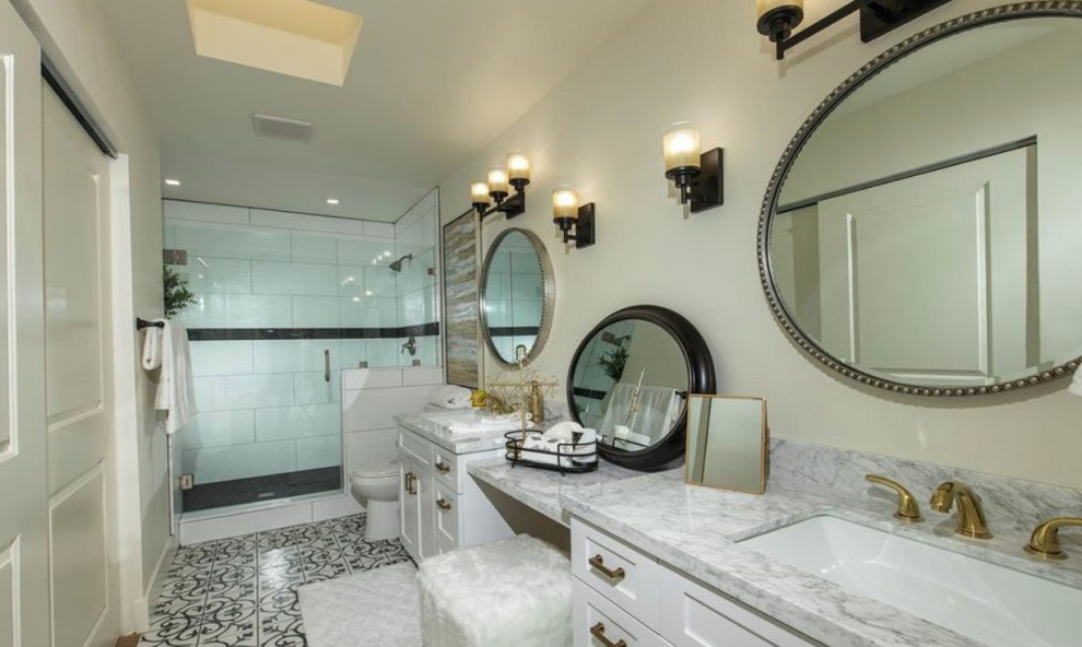 На фото: большая главная ванная комната в современном стиле с фасадами в стиле шейкер, белыми фасадами, душем в нише, раздельным унитазом, черно-белой плиткой, керамической плиткой, бежевыми стенами, полом из керамической плитки, врезной раковиной, столешницей из кварцита, разноцветным полом, душем с распашными дверями и белой столешницей с