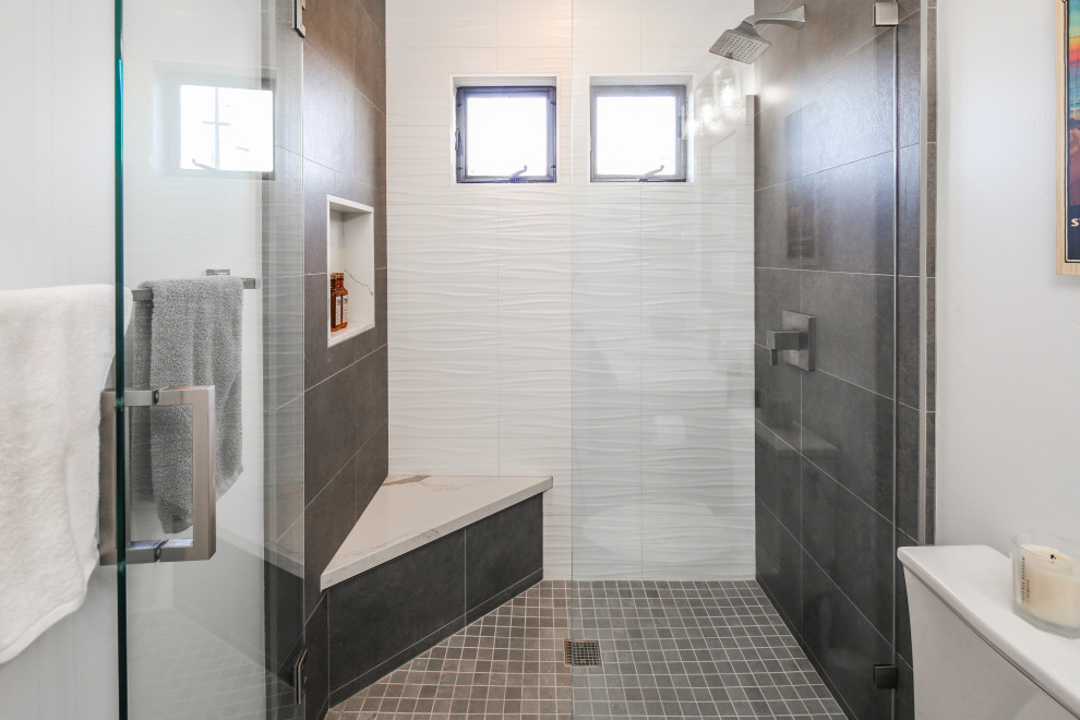 Пример оригинального дизайна: большая главная ванная комната в стиле модернизм с плоскими фасадами, коричневыми фасадами, двойным душем, серой плиткой, каменной плиткой, белыми стенами, полом из керамогранита, накладной раковиной, столешницей из кварцита, белым полом, душем с раздвижными дверями, белой столешницей, сиденьем для душа, тумбой под две раковины, встроенной тумбой и деревянным потолком