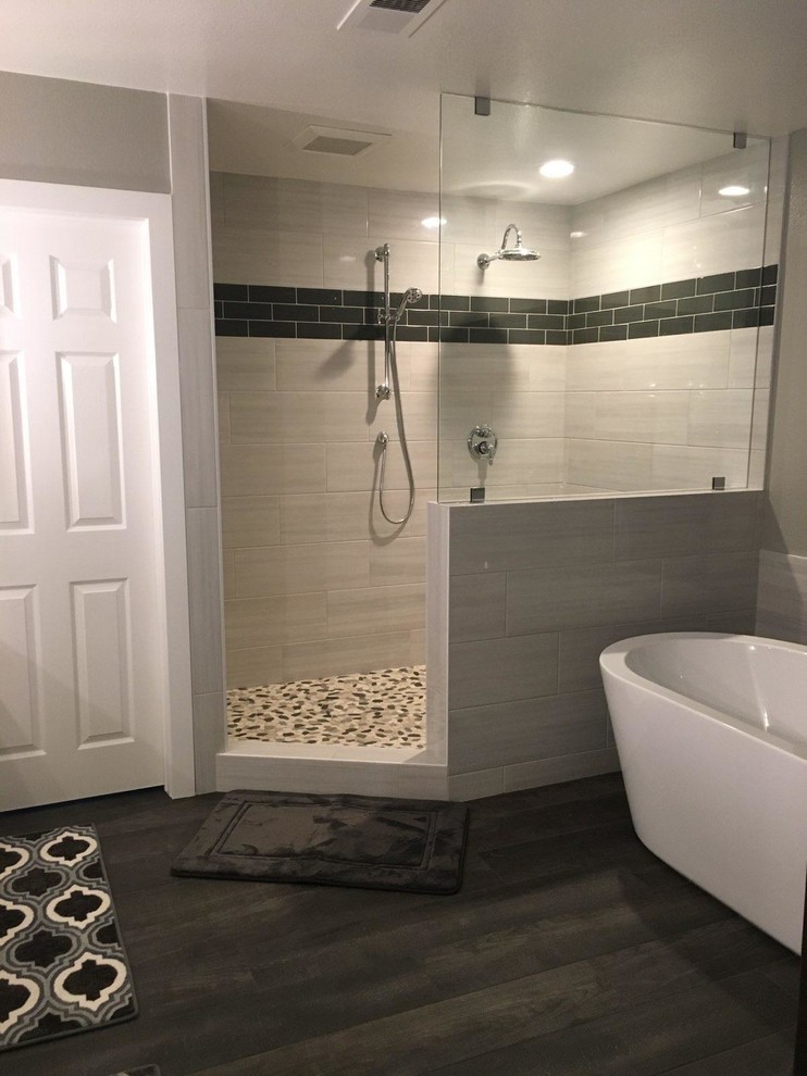 Cette image montre une grande douche en alcôve principale minimaliste avec des carreaux de porcelaine, aucune cabine, un sol en carrelage de porcelaine, un sol gris, une baignoire indépendante, WC à poser, un carrelage gris et un mur gris.