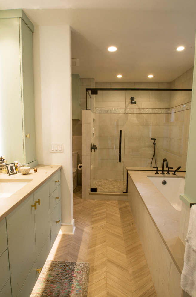Bild på ett stort funkis beige beige en-suite badrum, med släta luckor, gröna skåp, ett undermonterat badkar, en hörndusch, en bidé, beige kakel, porslinskakel, vita väggar, travertin golv, ett undermonterad handfat, bänkskiva i kvarts, beiget golv och dusch med gångjärnsdörr