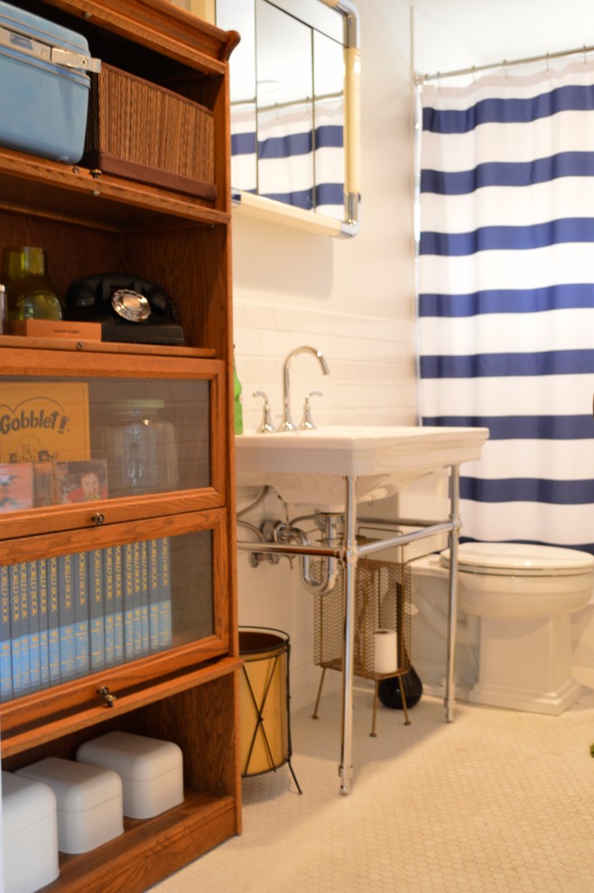 Стильный дизайн: маленькая ванная комната в классическом стиле с стеклянными фасадами, коричневыми фасадами, накладной ванной, душем над ванной, раздельным унитазом, белой плиткой, плиткой кабанчик, белыми стенами, полом из керамической плитки, душевой кабиной, раковиной с пьедесталом, бежевым полом и шторкой для ванной для на участке и в саду - последний тренд