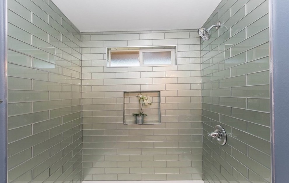Стильный дизайн: ванная комната среднего размера в современном стиле с плоскими фасадами, белыми фасадами, ванной в нише, душем над ванной, серой плиткой, серыми стенами, врезной раковиной и бежевым полом - последний тренд