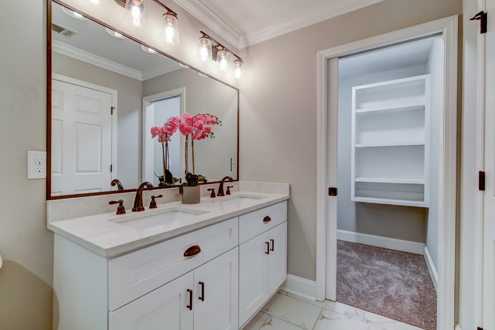 Источник вдохновения для домашнего уюта: ванная комната в стиле неоклассика (современная классика) с фасадами в стиле шейкер, белыми фасадами, душем в нише, белой плиткой, керамогранитной плиткой, серыми стенами, мраморным полом, врезной раковиной, столешницей из искусственного кварца, душем с распашными дверями и белой столешницей