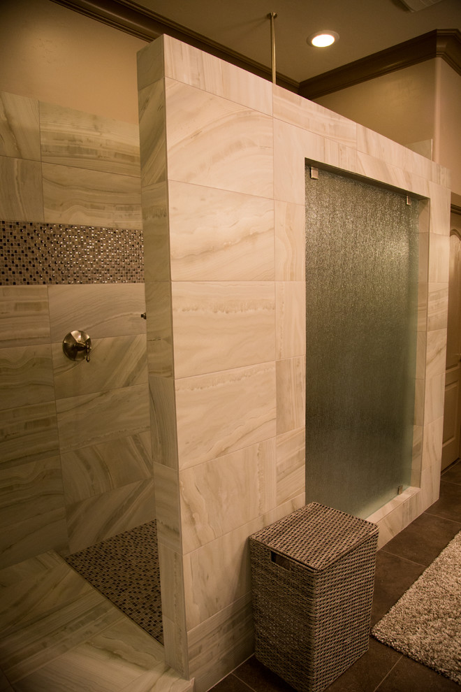 Ispirazione per una grande stanza da bagno padronale moderna con doccia aperta, piastrelle grigie e piastrelle di vetro