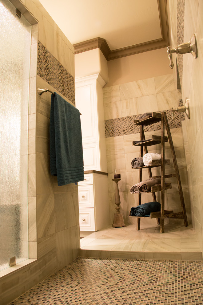 Свежая идея для дизайна: большая главная ванная комната в стиле модернизм с открытым душем, серой плиткой и стеклянной плиткой - отличное фото интерьера
