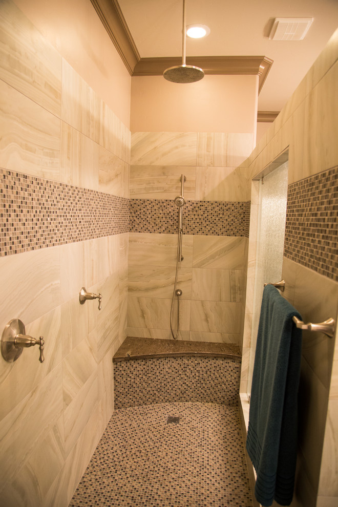 Esempio di una grande stanza da bagno padronale minimalista con doccia aperta, piastrelle beige, piastrelle di vetro e pareti beige