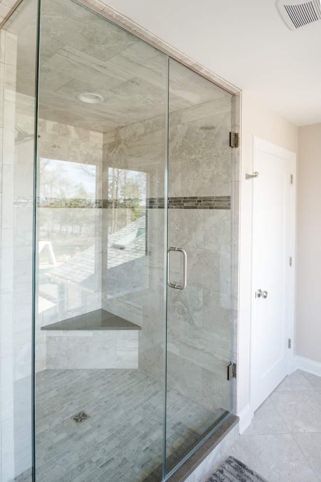 Inspiration för ett stort vintage en-suite badrum, med vita skåp, ett fristående badkar, en hörndusch, beige väggar, kalkstensgolv, marmorbänkskiva, grått golv och dusch med gångjärnsdörr