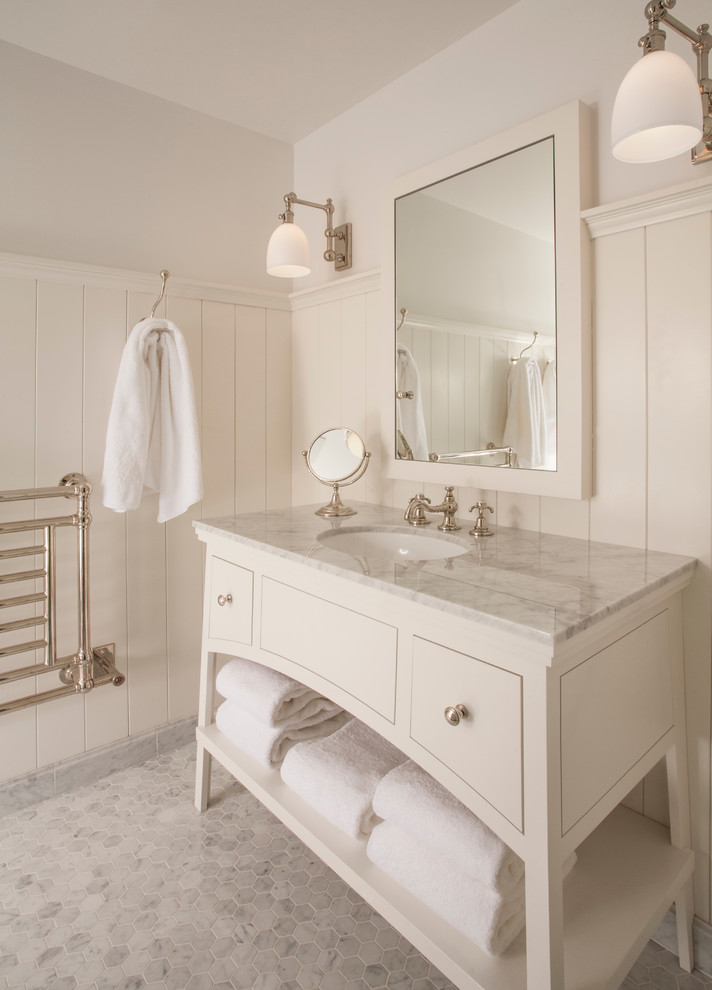 Idee per una stanza da bagno con doccia minimal di medie dimensioni con ante lisce, ante bianche, pareti bianche, pavimento con piastrelle a mosaico, lavabo sottopiano e top in marmo