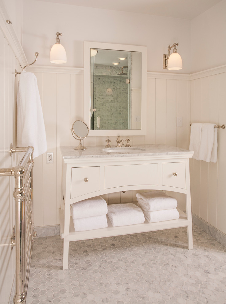 Inspiration för ett mellanstort funkis badrum med dusch, med släta luckor, vita skåp, en dusch i en alkov, en toalettstol med hel cisternkåpa, grå kakel, vit kakel, porslinskakel, vita väggar, mosaikgolv, ett undermonterad handfat och marmorbänkskiva