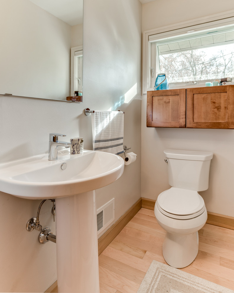 Immagine di un piccolo bagno di servizio minimal con ante in stile shaker, ante in legno scuro, WC a due pezzi, pareti bianche, parquet chiaro e lavabo a colonna