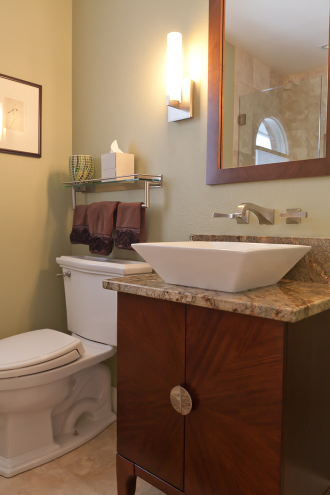 Inspiration för ett mellanstort vintage badrum med dusch, med släta luckor, skåp i mörkt trä, en toalettstol med separat cisternkåpa, ett fristående handfat, granitbänkskiva och gröna väggar
