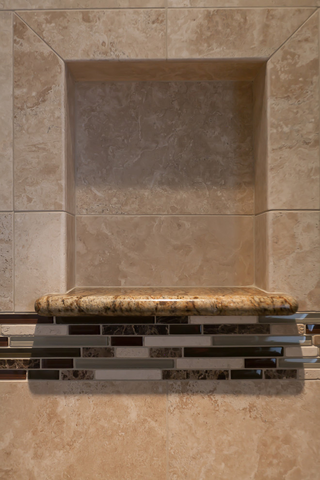 Foto di una stanza da bagno con doccia classica di medie dimensioni con doccia alcova, piastrelle beige, lastra di pietra e pareti beige