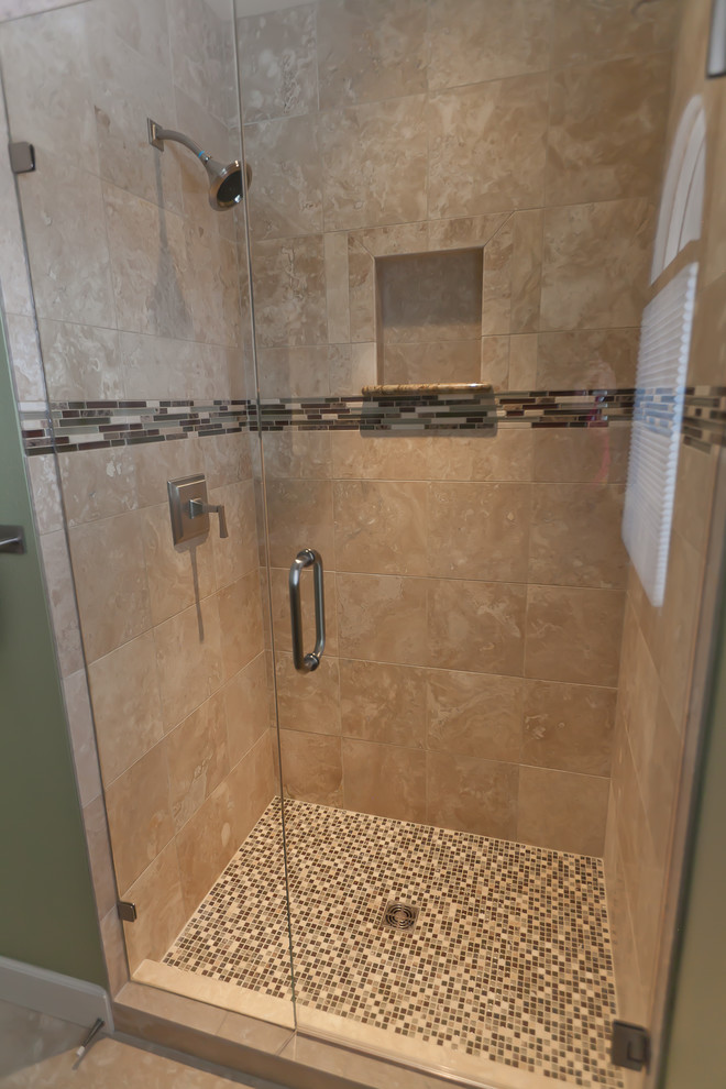 Inspiration för ett mellanstort vintage badrum med dusch, med en dusch i en alkov, beige kakel, stenhäll och beige väggar