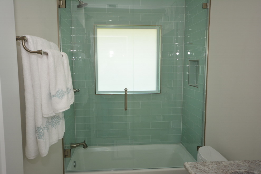 Idee per una stanza da bagno con ante bianche, top in granito, vasca/doccia, piastrelle verdi, piastrelle diamantate, pareti beige e pavimento in gres porcellanato