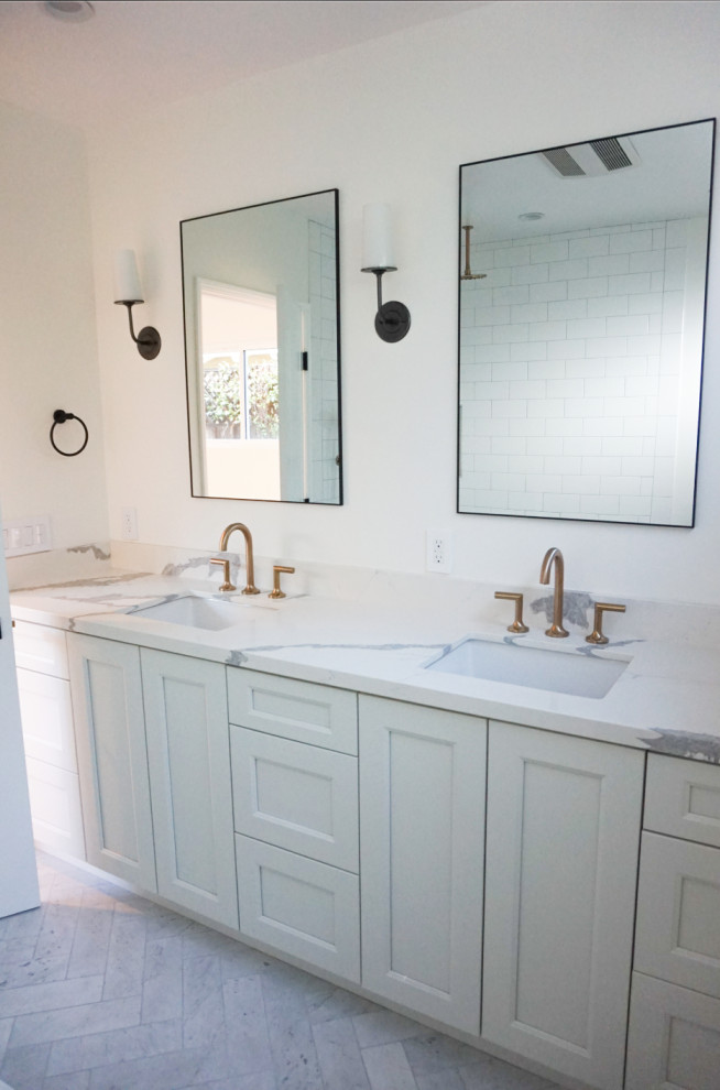 На фото: ванная комната в стиле модернизм с желтой плиткой, керамической плиткой, белыми стенами, полом из керамической плитки, мраморной столешницей, белым полом и белой столешницей с