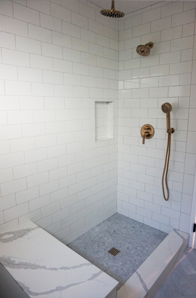 Idéer för funkis vitt badrum, med gul kakel, keramikplattor, vita väggar, klinkergolv i keramik, marmorbänkskiva och vitt golv
