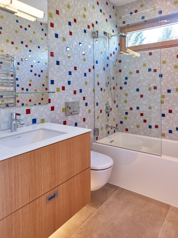 Inspiration för moderna badrum, med ett undermonterad handfat, släta luckor, skåp i ljust trä, flerfärgad kakel, mosaik, ett badkar i en alkov, en dusch/badkar-kombination, en vägghängd toalettstol, flerfärgade väggar och klinkergolv i porslin
