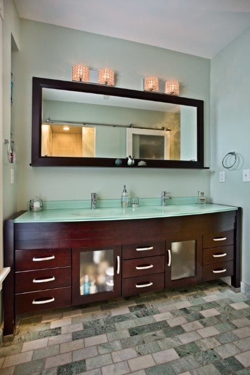 Источник вдохновения для домашнего уюта: главная ванная комната среднего размера в современном стиле с плоскими фасадами, темными деревянными фасадами, ванной в нише, душем в нише, бежевой плиткой, зеленой плиткой, керамогранитной плиткой, зелеными стенами, мраморным полом, монолитной раковиной, стеклянной столешницей, зеленым полом и открытым душем
