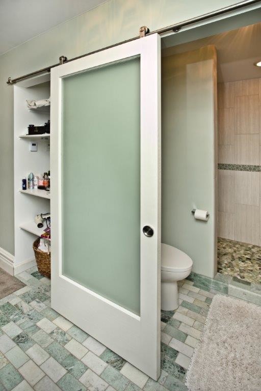 Стильный дизайн: главная ванная комната среднего размера в современном стиле с ванной в нише, душем в нише, бежевой плиткой, зеленой плиткой, керамогранитной плиткой, зелеными стенами, мраморным полом, зеленым полом и открытым душем - последний тренд