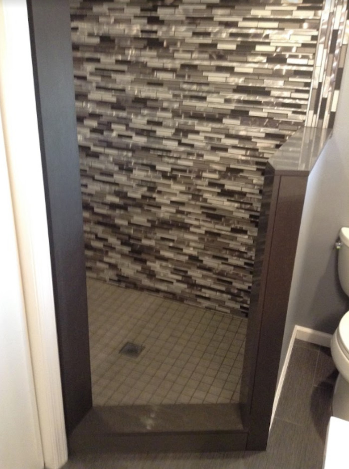 Idéer för ett litet modernt badrum med dusch, med en dusch i en alkov, en toalettstol med hel cisternkåpa, beige kakel, svart och vit kakel, grå kakel, glaskakel, grå väggar, mörkt trägolv, brunt golv och med dusch som är öppen
