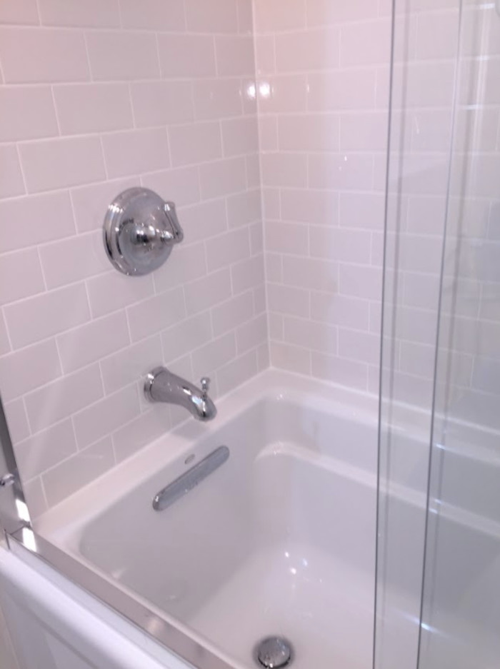 Idéer för ett litet klassiskt badrum, med skåp i shakerstil, vita skåp, ett badkar i en alkov, en dusch/badkar-kombination, vit kakel, tunnelbanekakel, beige väggar, mosaikgolv, ett undermonterad handfat, marmorbänkskiva, vitt golv och dusch med skjutdörr