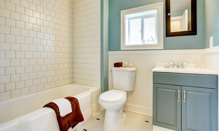 Inspiration pour une salle de bain marine de taille moyenne pour enfant avec un placard avec porte à panneau surélevé, des portes de placard bleues, une baignoire en alcôve, un combiné douche/baignoire, WC séparés, un carrelage blanc, un carrelage métro, un mur bleu, un sol en carrelage de terre cuite, un lavabo intégré et un sol blanc.