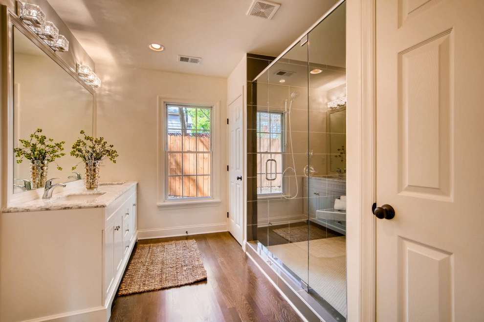 Esempio di una stanza da bagno padronale country di medie dimensioni con doccia a filo pavimento, top in marmo e porta doccia a battente
