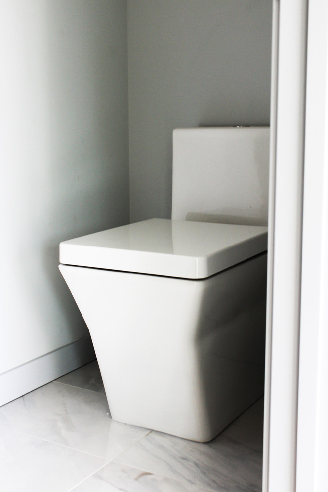 Immagine di una stanza da bagno padronale contemporanea con piastrelle bianche, piastrelle in gres porcellanato, pareti grigie, pavimento in gres porcellanato e WC monopezzo