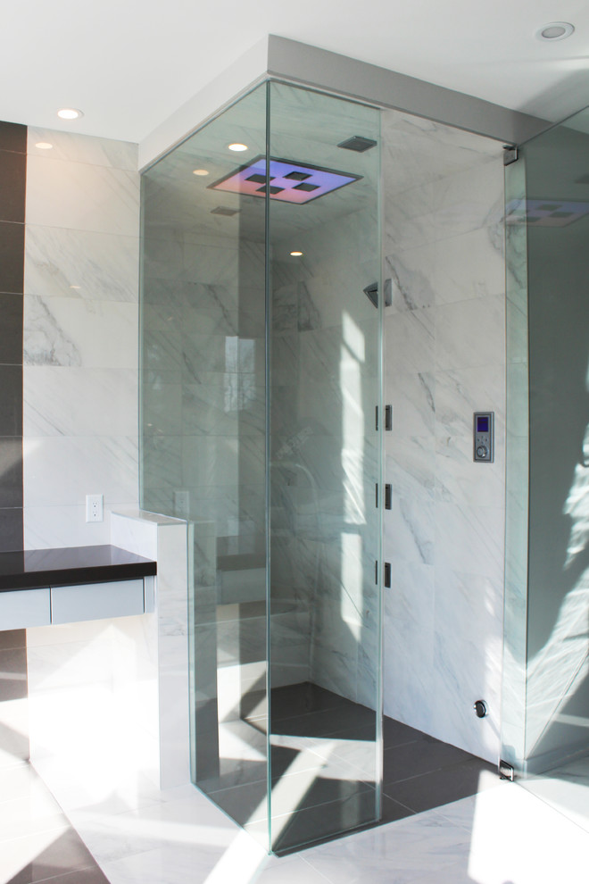 Ispirazione per una stanza da bagno padronale minimal con doccia a filo pavimento, piastrelle bianche, piastrelle in gres porcellanato, pavimento in gres porcellanato e pareti bianche