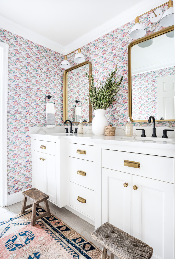 Esempio di una stanza da bagno country con ante con riquadro incassato, ante bianche, pareti multicolore, lavabo sottopiano, pavimento grigio e top bianco