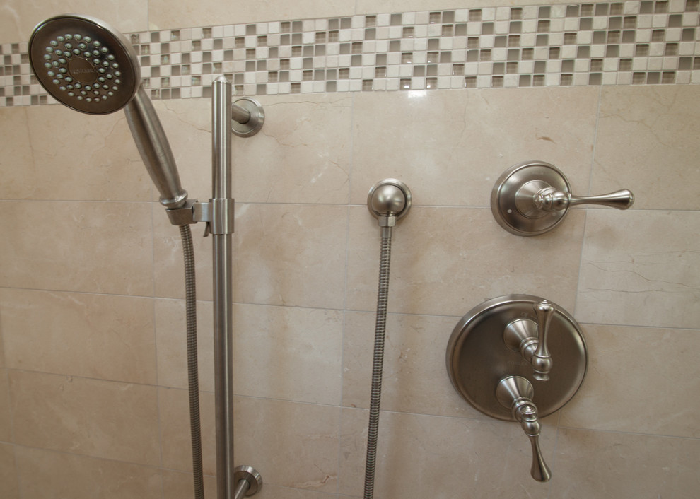Exempel på ett klassiskt en-suite badrum, med luckor med upphöjd panel, skåp i mörkt trä, marmorbänkskiva, ett undermonterat badkar, beige kakel, porslinskakel, beige väggar och klinkergolv i porslin