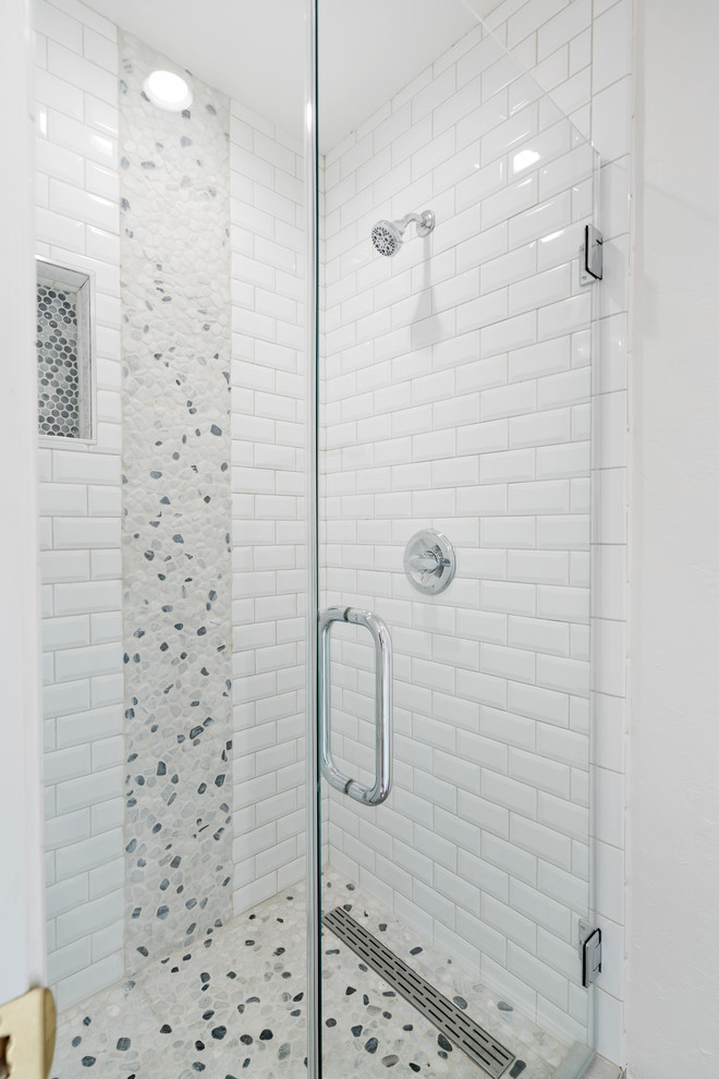 Mittelgroßes Klassisches Duschbad mit Eckdusche, weißen Fliesen, Metrofliesen, weißer Wandfarbe, Laminat, braunem Boden und Falttür-Duschabtrennung in San Francisco