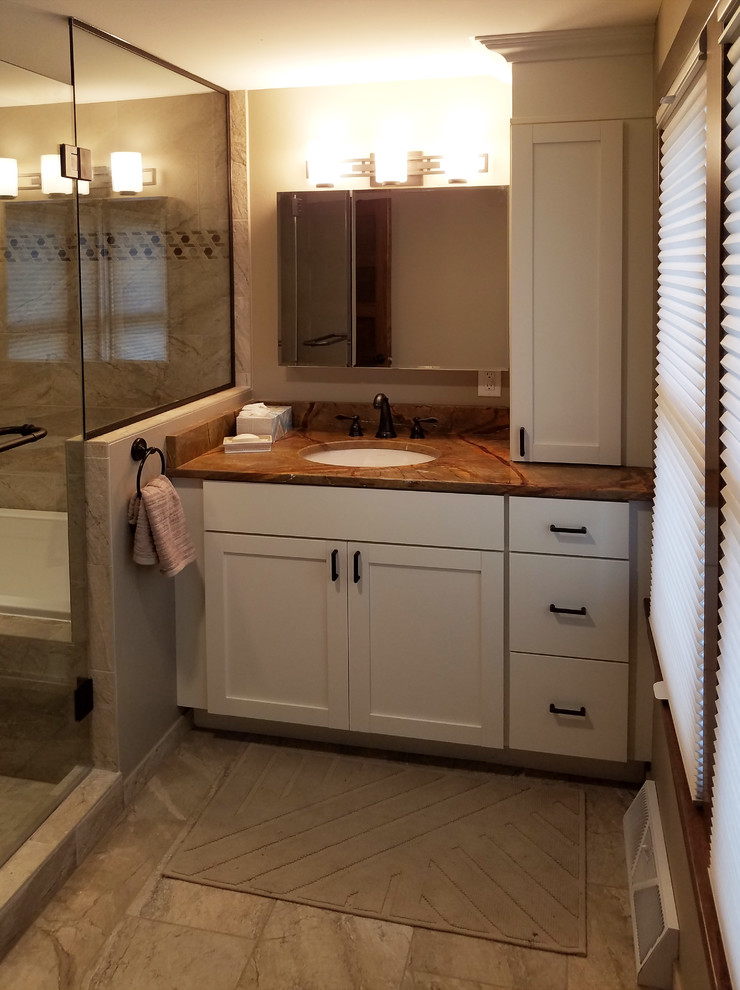 Exemple d'une petite salle d'eau craftsman avec un placard à porte shaker, des portes de placard blanches, une douche d'angle, WC séparés, un mur beige, un sol en carrelage de porcelaine, un lavabo encastré, un plan de toilette en granite, un sol marron et une cabine de douche à porte battante.