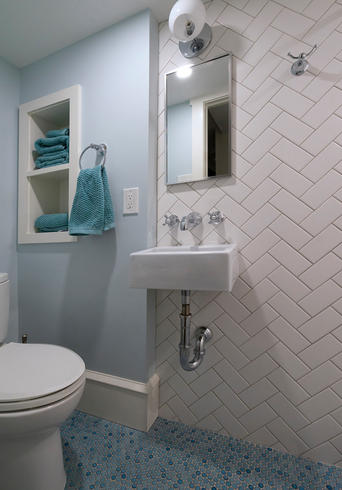 Cette photo montre une petite douche en alcôve craftsman avec un placard à porte shaker, un carrelage blanc, des carreaux de porcelaine, un mur bleu, un sol en carrelage de porcelaine, un lavabo suspendu, un plan de toilette en marbre, un sol bleu, une cabine de douche avec un rideau et un plan de toilette blanc.