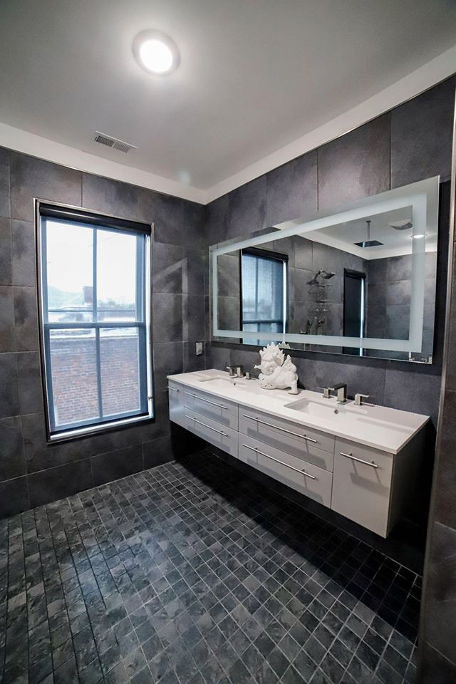 Idéer för stora funkis vitt en-suite badrum, med släta luckor, vita skåp, ett fristående badkar, våtrum, en toalettstol med separat cisternkåpa, grå kakel, porslinskakel, klinkergolv i porslin, ett nedsänkt handfat, bänkskiva i kvartsit, grått golv och med dusch som är öppen
