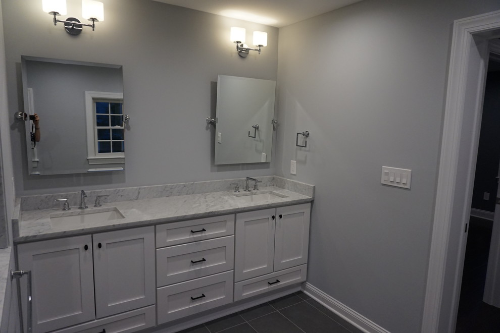 Источник вдохновения для домашнего уюта: огромная ванная комната в стиле неоклассика (современная классика) с фасадами в стиле шейкер и белыми фасадами