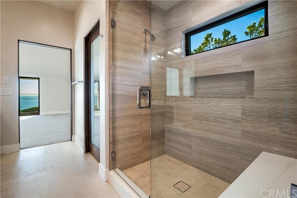 Modernes Badezimmer in Orange County