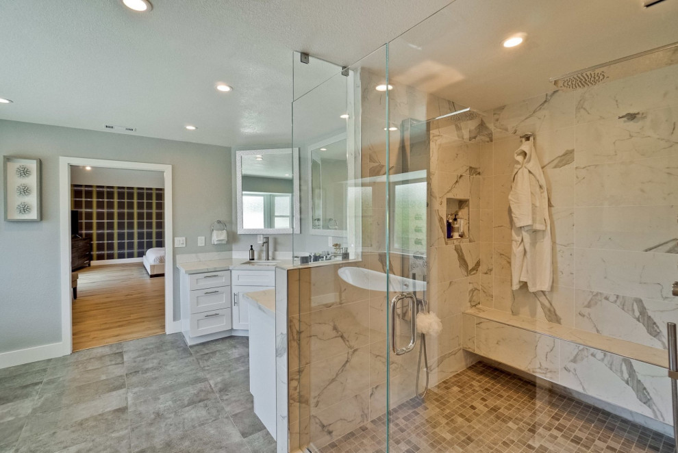 Foto på ett stort funkis vit en-suite badrum, med skåp i shakerstil, vita skåp, ett fristående badkar, en dubbeldusch, vit kakel, grå väggar, klinkergolv i keramik, ett undermonterad handfat, bänkskiva i kvartsit, beiget golv och dusch med gångjärnsdörr