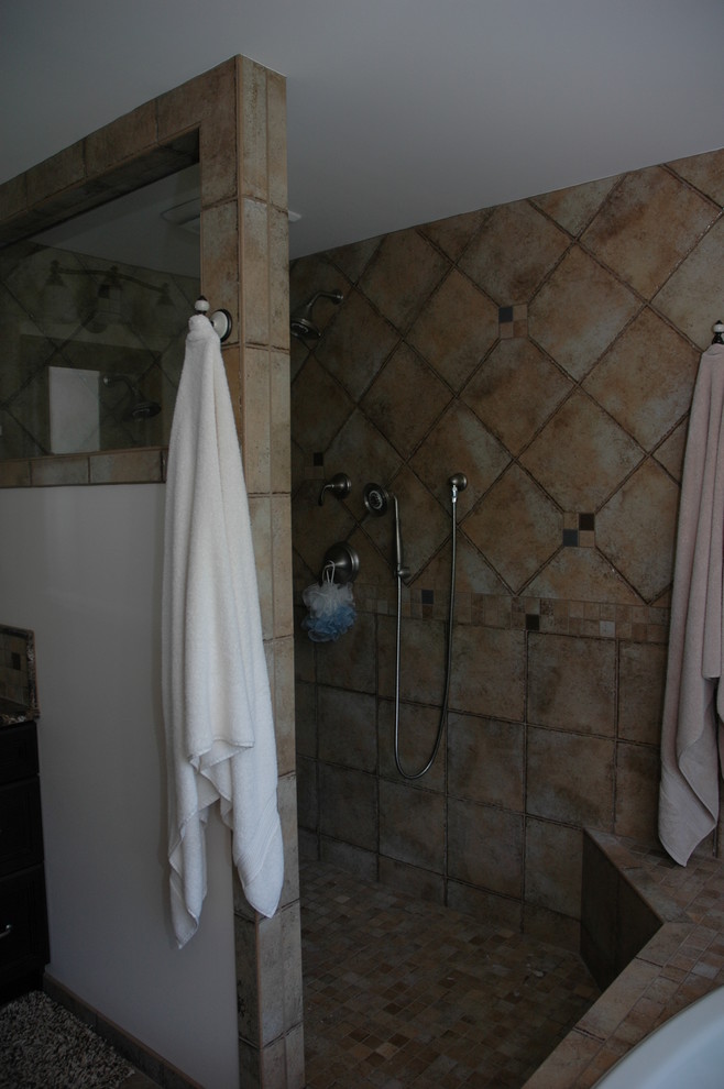 Réalisation d'une grande salle de bain principale design en bois foncé avec un lavabo encastré et un plan de toilette en granite.