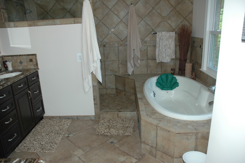 Foto de cuarto de baño principal contemporáneo grande con lavabo bajoencimera, puertas de armario de madera en tonos medios y encimera de granito