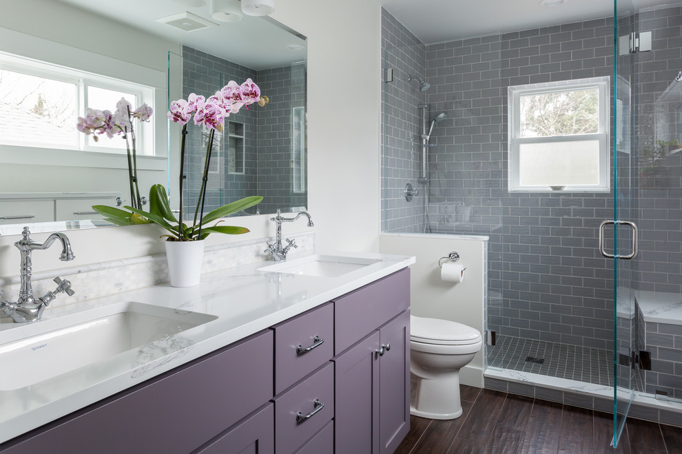 Идея дизайна: главная ванная комната среднего размера в современном стиле с фасадами в стиле шейкер, фиолетовыми фасадами, душем в нише, унитазом-моноблоком, серой плиткой, мраморной плиткой, серыми стенами, полом из керамогранита, накладной раковиной, мраморной столешницей и душем с распашными дверями