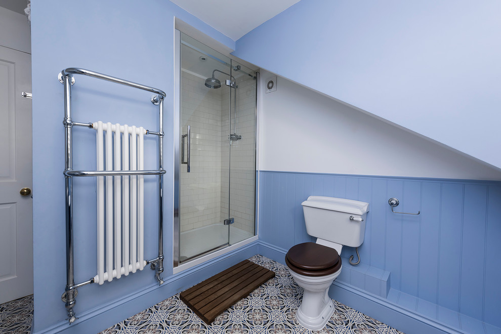 Foto de cuarto de baño principal tradicional renovado grande con lavabo suspendido, bañera exenta, ducha abierta, sanitario de una pieza, baldosas y/o azulejos multicolor, suelo de baldosas de cerámica y paredes azules